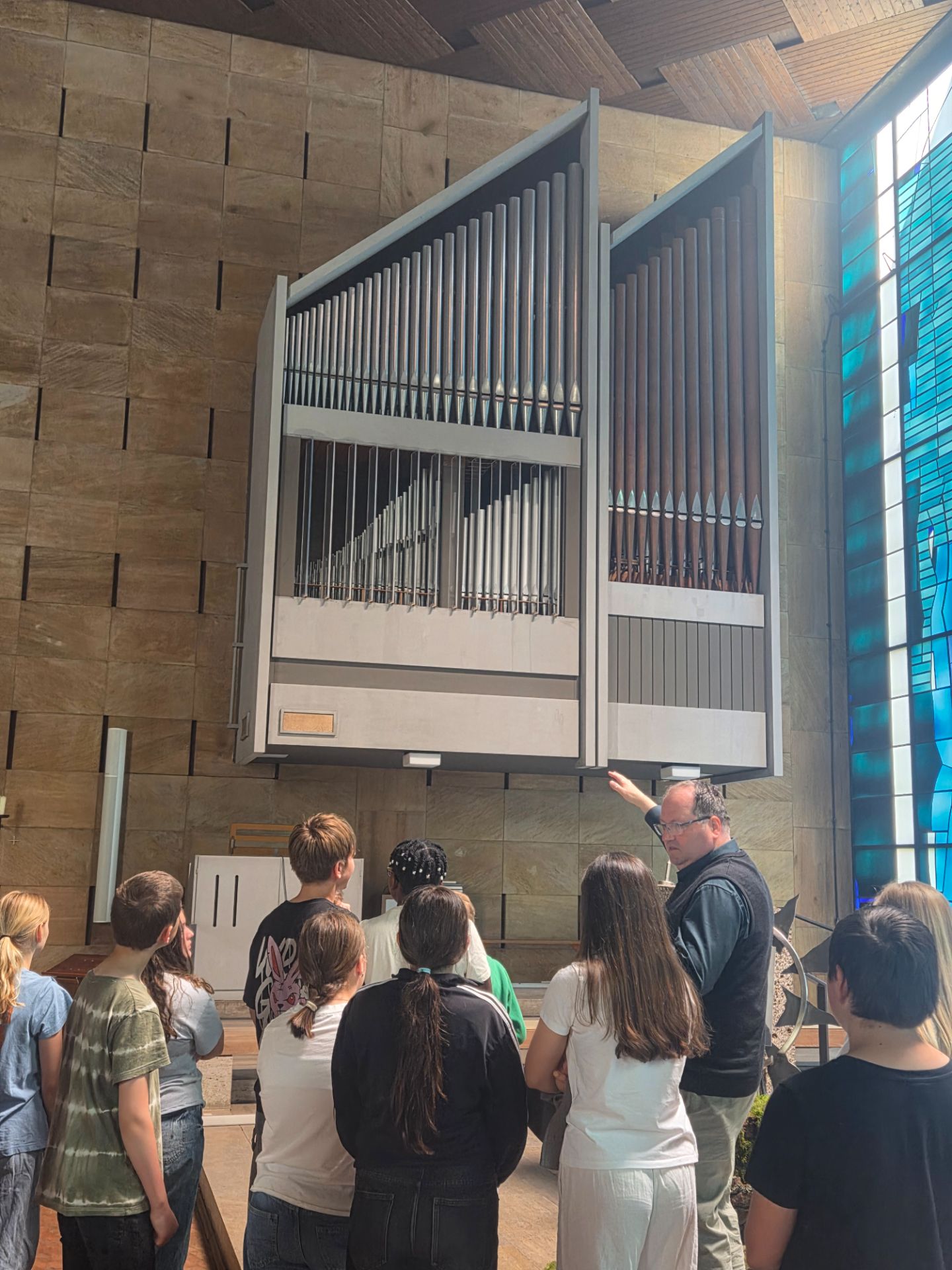 Klasse 6b besichtigt die Orgel in der Pfarrkirche